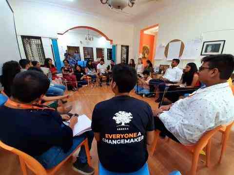 Empreendedorismo social - pessoas sentadas em círculo conversando em uma sala