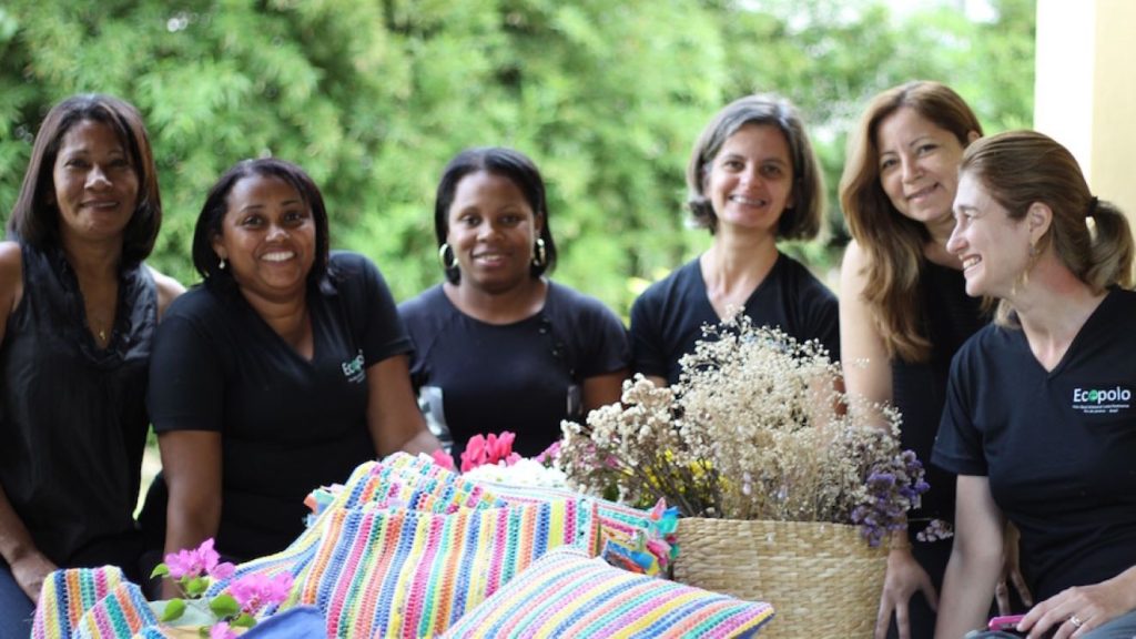 Empreendedorismo social - grupo de mulheres de diferentes idades e raças diante de trabalhos artesanais