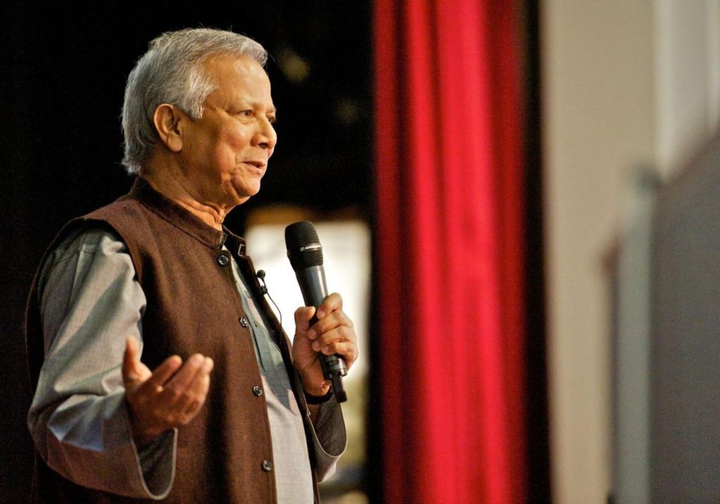 Empreendedorismo social - foto de Muhammad Yunus em pé falando ao microfone