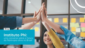 Mãos de várias pessoas se unindo no centro, com caixa de texto contendo a frase "Instituto Phi: uma conversa sobre o futuro da filantropia ativa no Brasil".